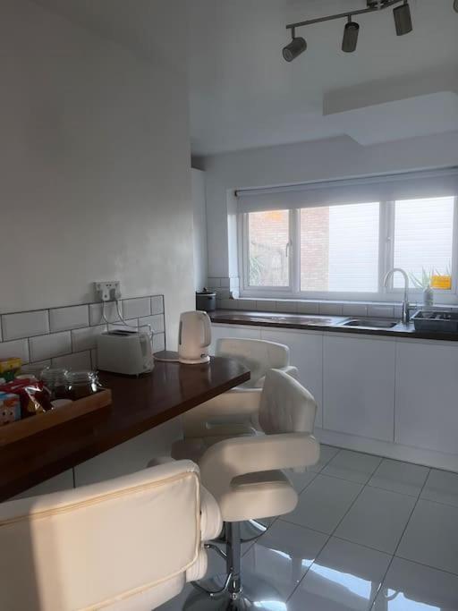 Home In Basildon, Essex ภายนอก รูปภาพ