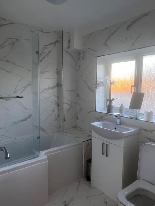 Home In Basildon, Essex ภายนอก รูปภาพ